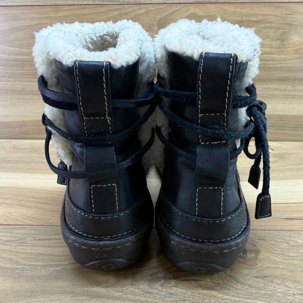 UGG Cove Ankle Boots 9 Black Leather Shearling Fur Lined Cozy Sherpa Cabin Core
